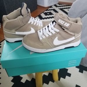 Boys Nike SB size 4